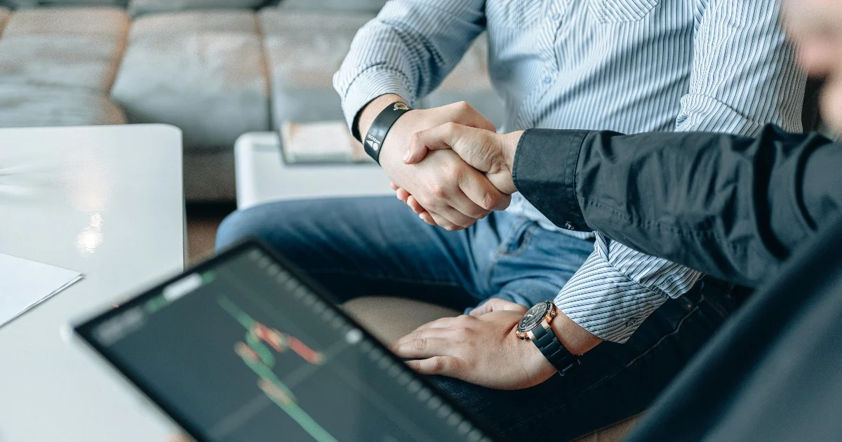 Fibra business per negozi e punti vendita: Wi-Fi ospiti, telecamere e continuità del servizio